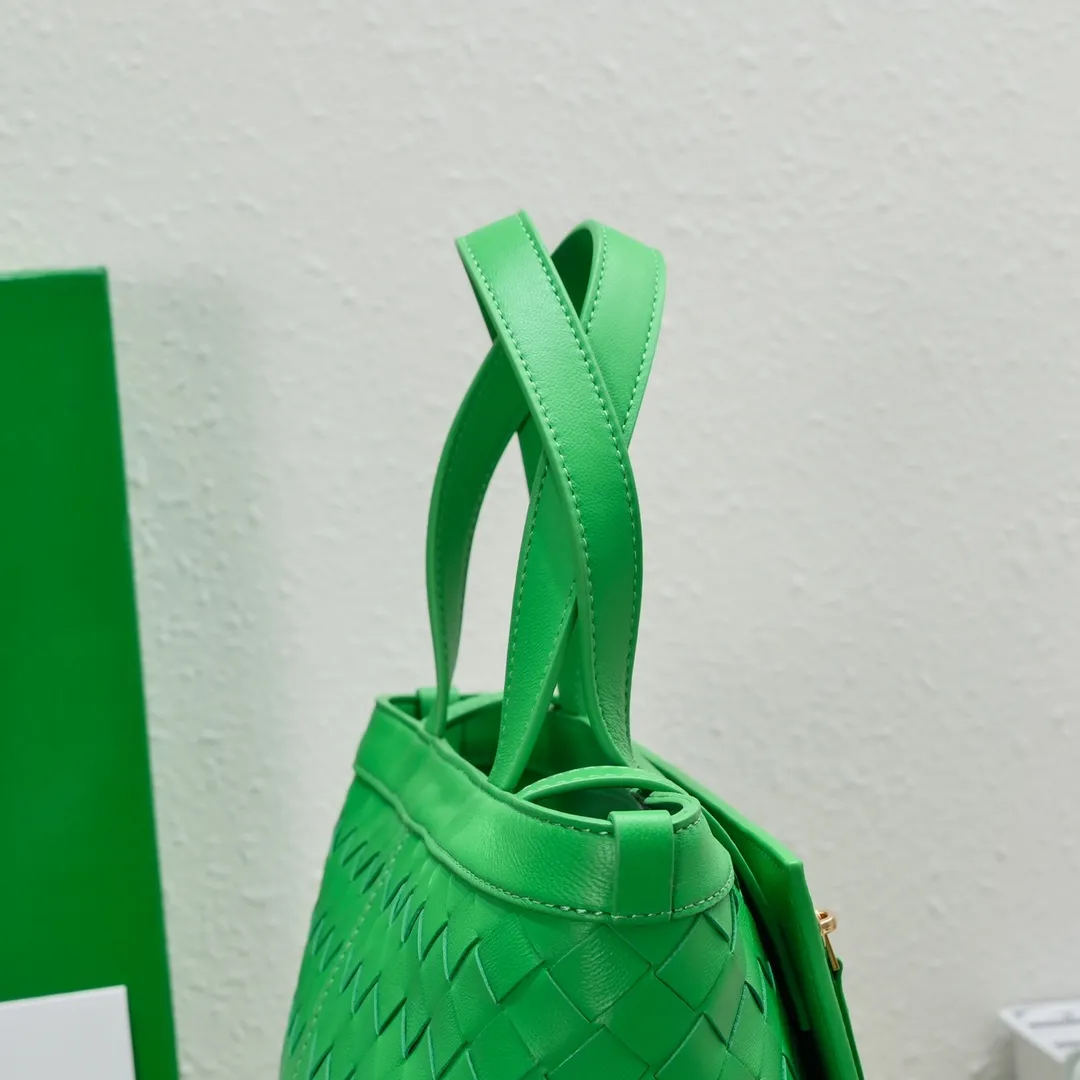 Batch 1500 #Bv 2023 new product Flip Flap tote bag, simple and practical tote body design, classic leather weaving, fully displaying Bv craftsmanship, and making the whole bag look more refined. The small zipper pocket can be placed inside the bag, or can be placed outside as a handbag seal. The versatile small tote [happy] is both fashionable and practical. It is suitable for a variety of occasions. It is made of top-grade happa lambskin. It is very soft and lightweight. The bag shape that can stand up without falling down is really nice. It is the first choice for fashion workers and expectant mothers. Size: 23x18.5x15, model: 7746